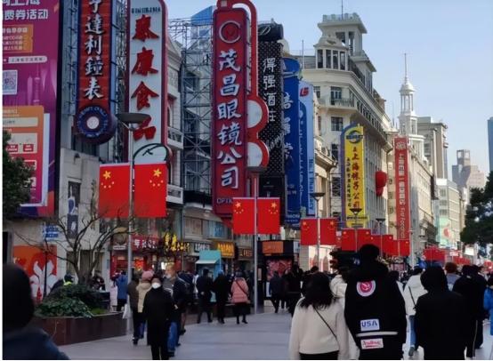 疫情过后，上海人正在忙着排队出国，背后释放了怎样的信号？

随着国家逐步释放出撤