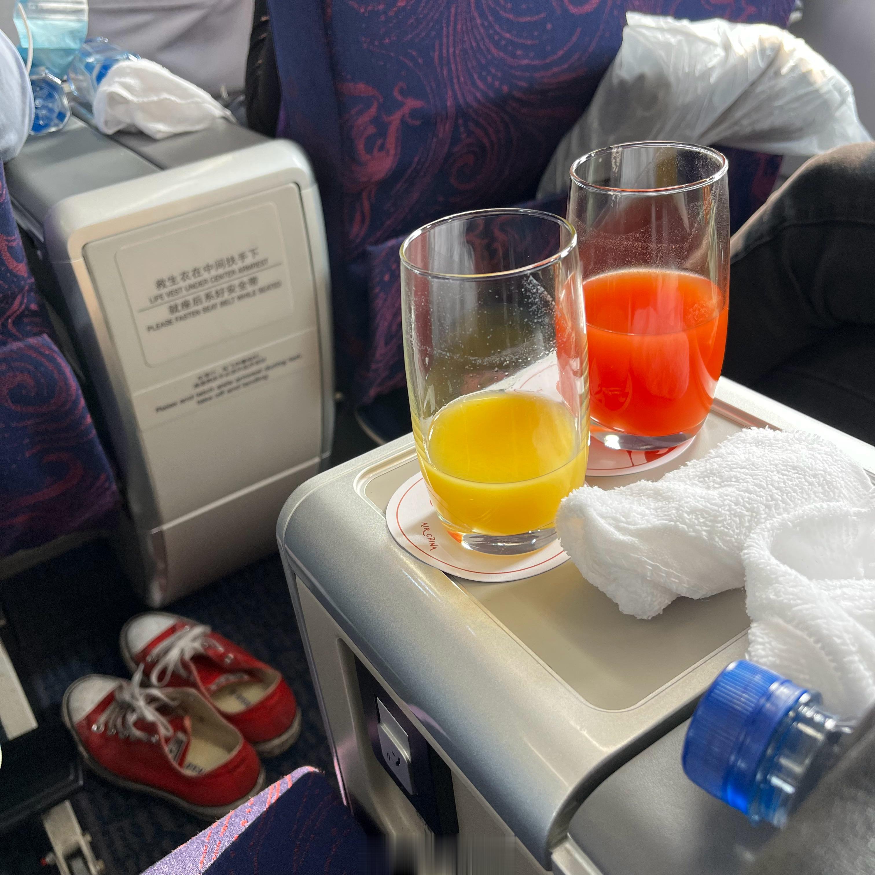 上一次在飞机上吃饭好像是两年前？？ ​​​