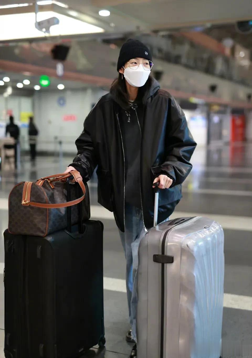 三年了，大表姐刘雯终于要返回T台。21号凌晨刘雯现身机场准备飞往米兰参加米兰时装