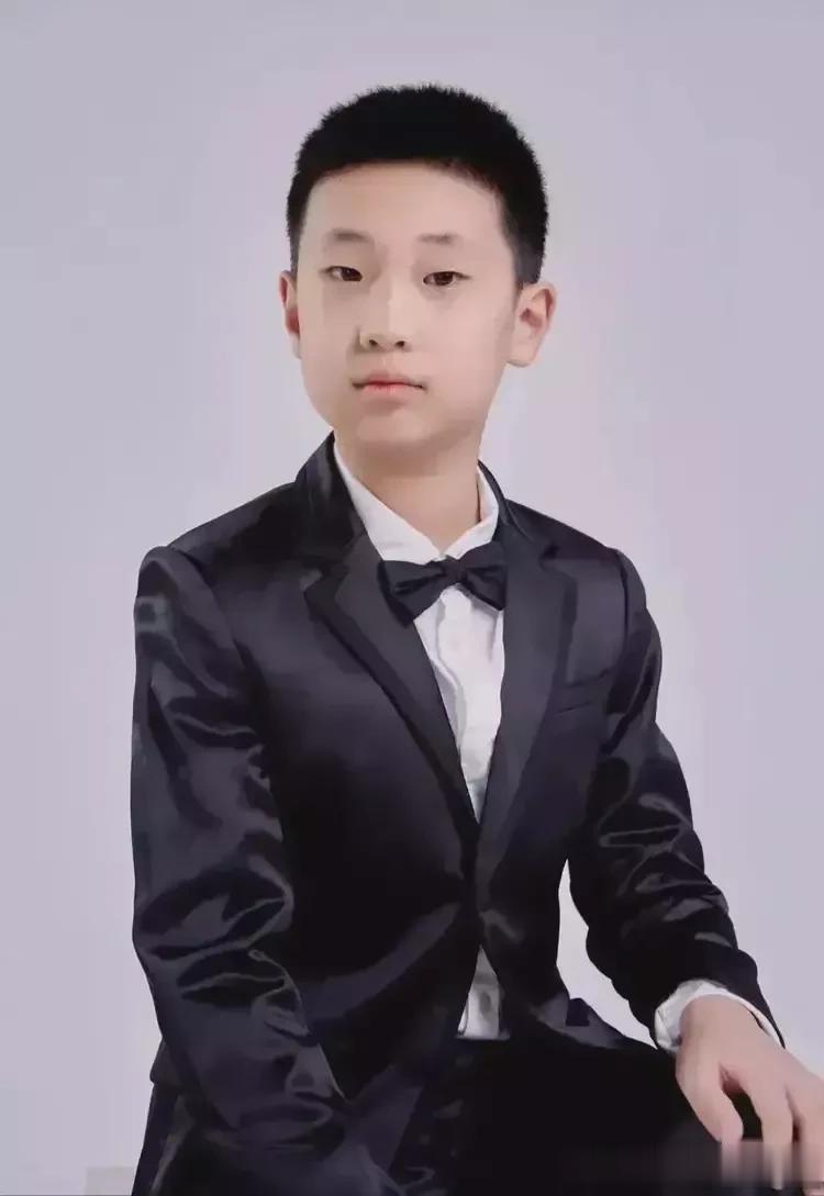 林永健的儿子，大概是娱乐圈最会遗传的二代，完美的避免了父亲的任何缺点，长的帅气逼