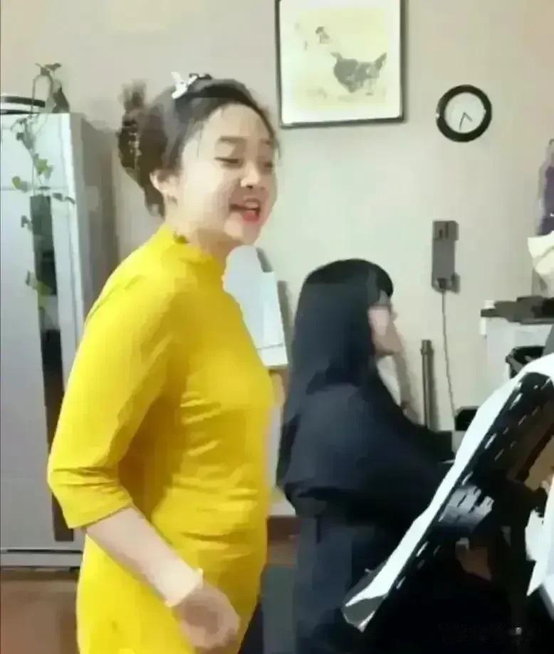 天啊，这个大妈居然是林妙可！
二八年华就把中年人的气质拿捏的稳稳的，长得太着急了