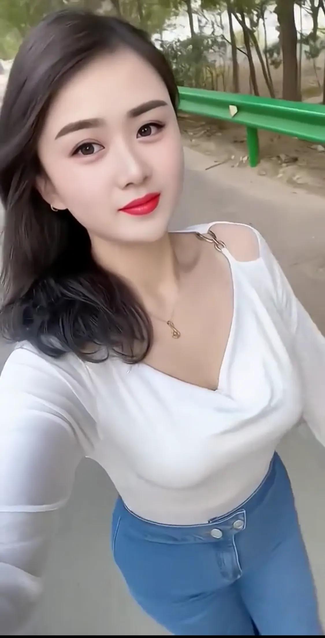 你认为中年男女之间会有纯洁的友谊吗？
我觉得中年男女之间看似纯友谊的，其实背地里