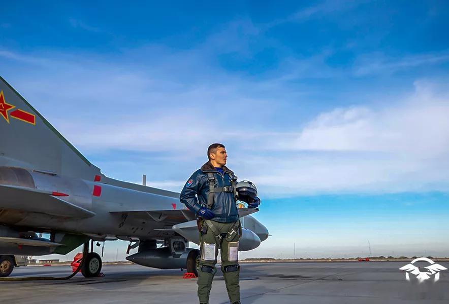 克里木，西部战区空军航空兵某旅空战射击主任。在某型导弹实弹战术研练中，他和队友精