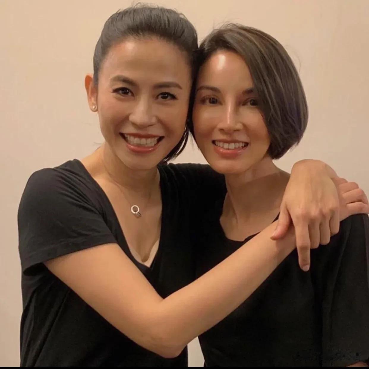 《寻秦记》里的乌廷芳和赵倩公主重聚了[玫瑰]
宣萱在新加坡，和老友郑雪儿聚会，两