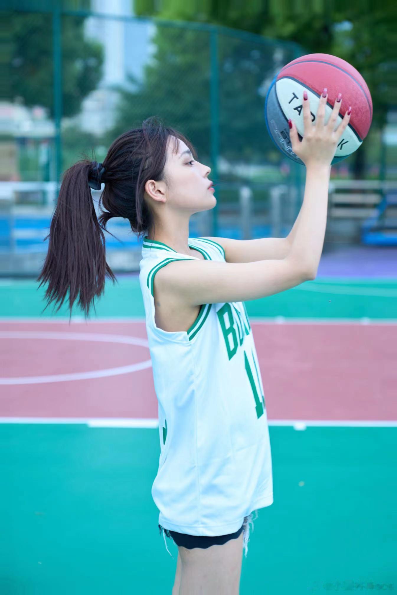 今天有球打🏀  放学球场见！今日份薄荷绿球服新皮肤的软糖已到达～球场好多高中生