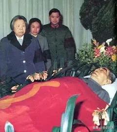 1975年7月1日，周恩来与部
