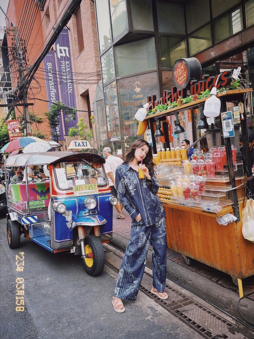 孙怡国穿睡衣现身曼谷街头，不忘记为新剧宣传
大家都知道孙怡最近和黄子韬一起饰演了