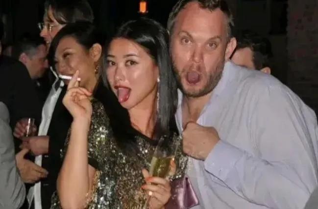 朱珠在国外生活的时候，在酒吧里喝酒抽烟，玩得那么疯，回国就变成了婉约优雅的高冷美