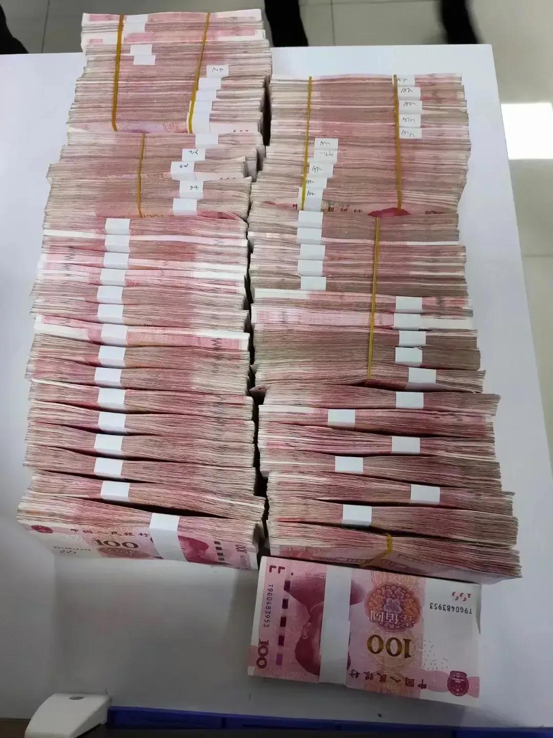 沙特这次被瑞士狠狠的敲诈了几十亿元！

沙特购买瑞信银行股份，买入时瑞信市值20