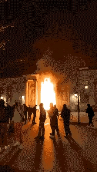 熊熊燃烧！今天西方媒体集体鸦雀无声——因为法国抗议者正在烧毁市政厅。


法国是