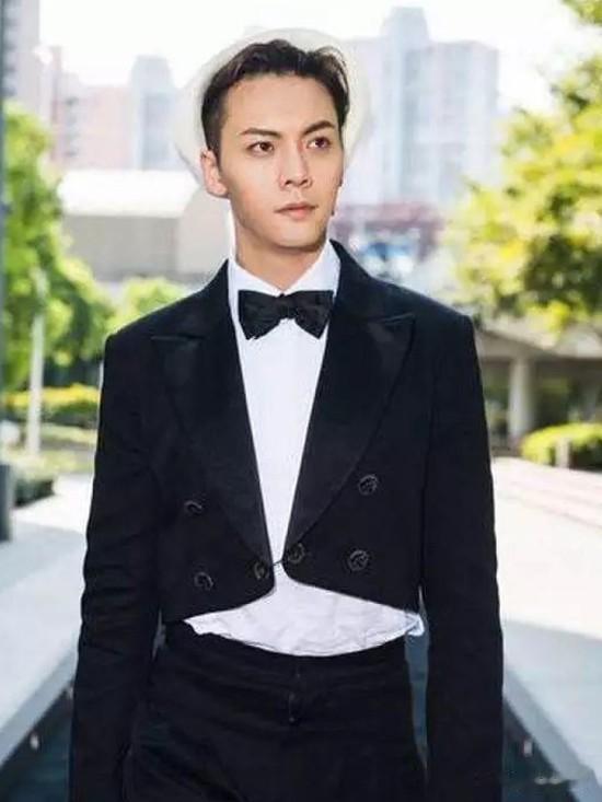 穿西装让人沦陷的男偶像，蔡徐坤一眼万年，网友：图五对比太明显
在娱乐圈中有太多太