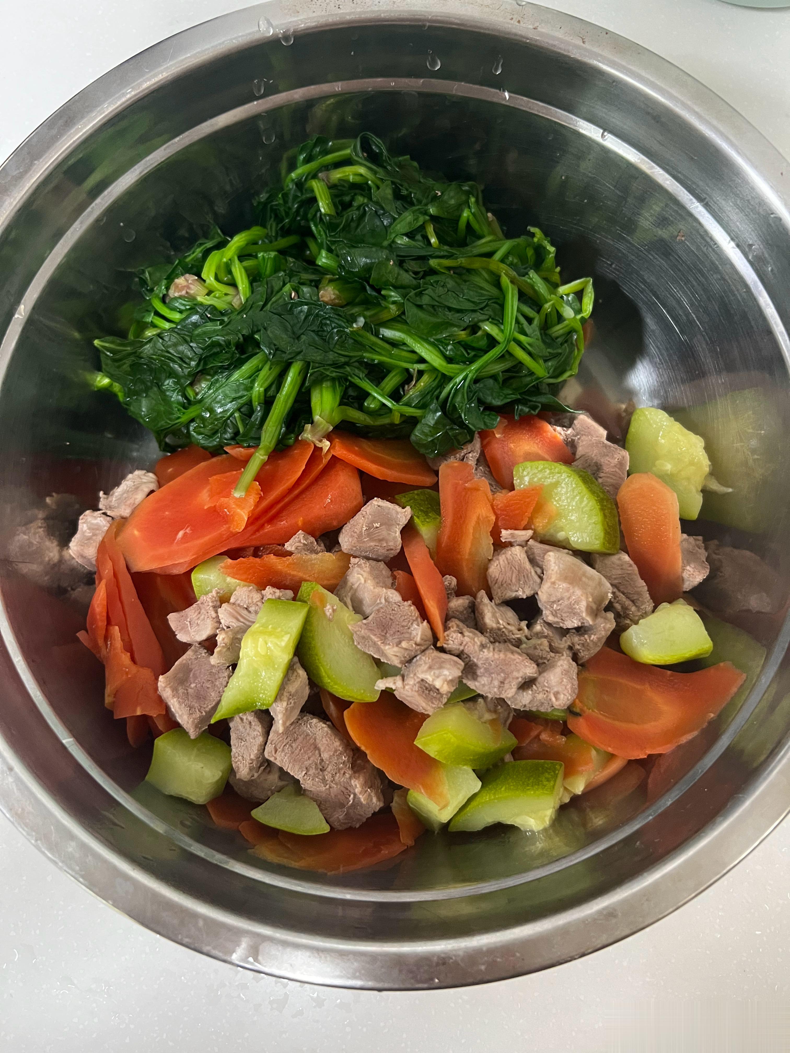 我的崽回家只需要玩玩玩具，而我因为明天要早起还得把明早的饭煮好煮好还得喂个酸奶和
