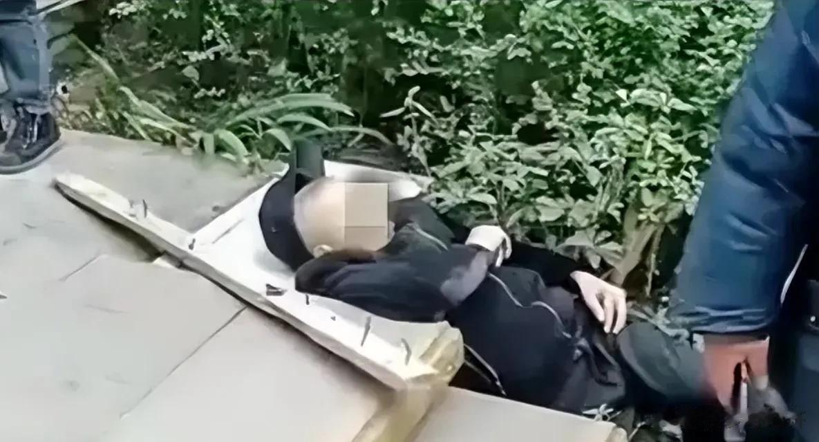  头条热榜

人生无常。一位六旬老人接孙子放学，爷孙俩走到一栋楼下时，老人被从天