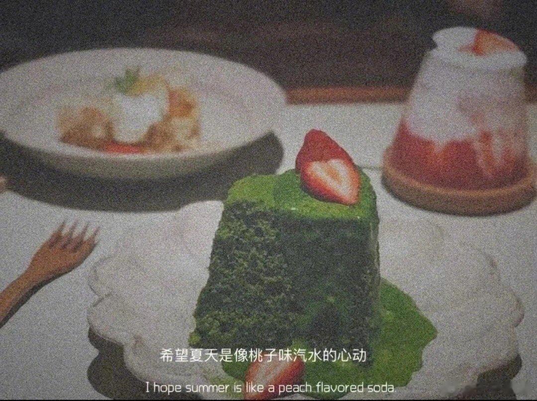 昨天还在感受亲密无间的吻，今天就要默契的不说话。爱这件事从来都是凭心情 ​​​ 