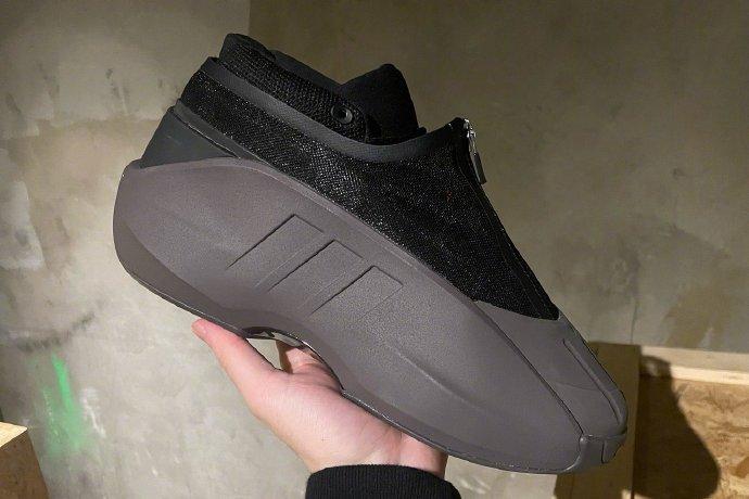 Adidas推出的全新Crazy系列鞋款，有点The Kobe的味道~
adid