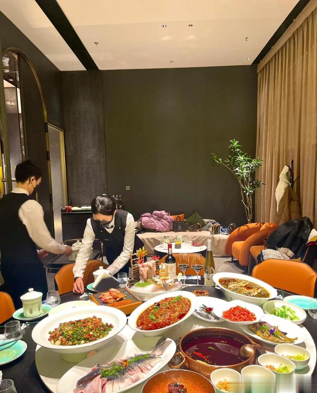 最近在和一个当地上市公司高管退下来自己单干的姐一起做设备业务天天一起见客户。她4