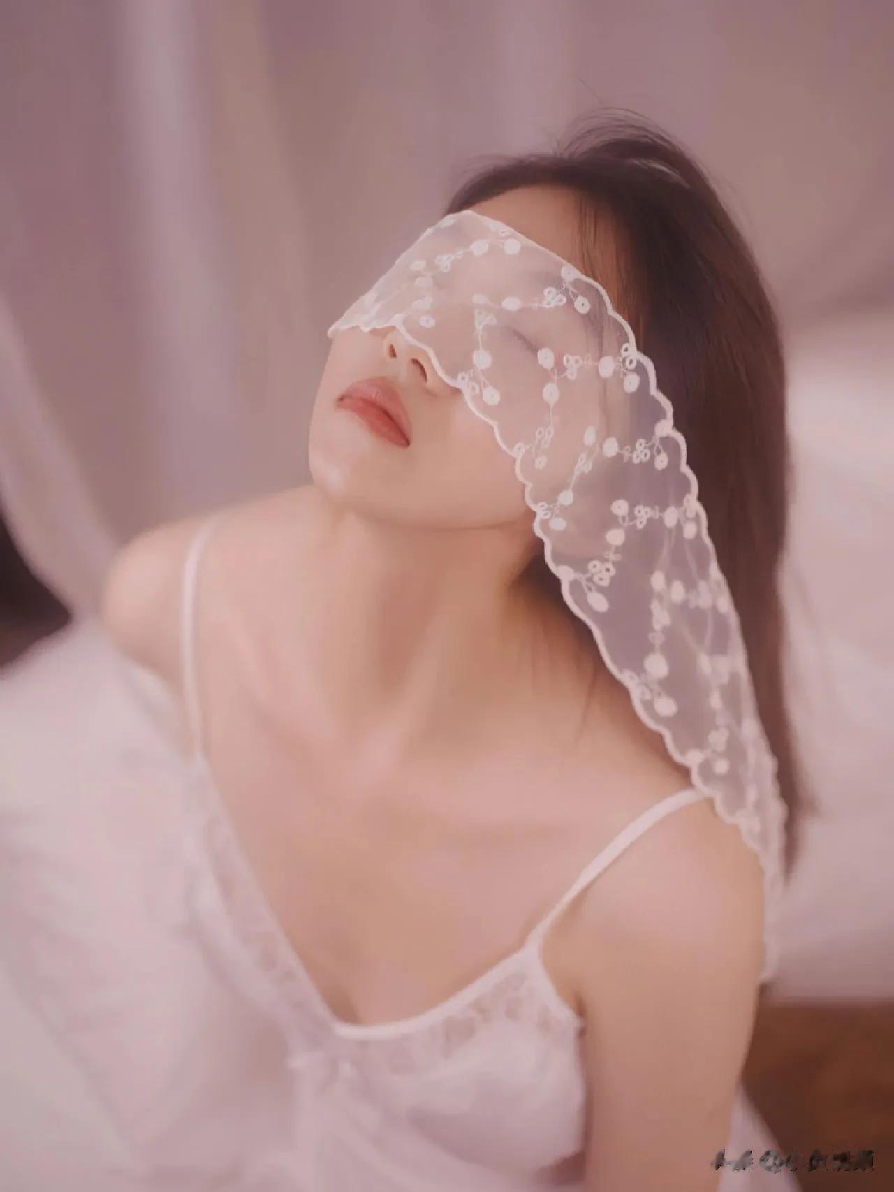 一组轻私房纯欲写真拍摄，带点情绪和朦胧感。 