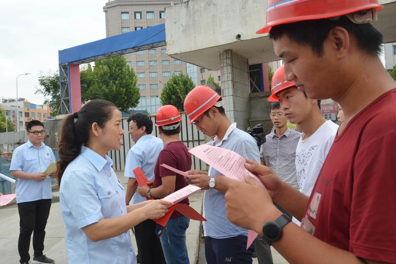 为进一步深化“两学一做”走基层活动，切实保护农民工的合法权益，引导用工企业依法规