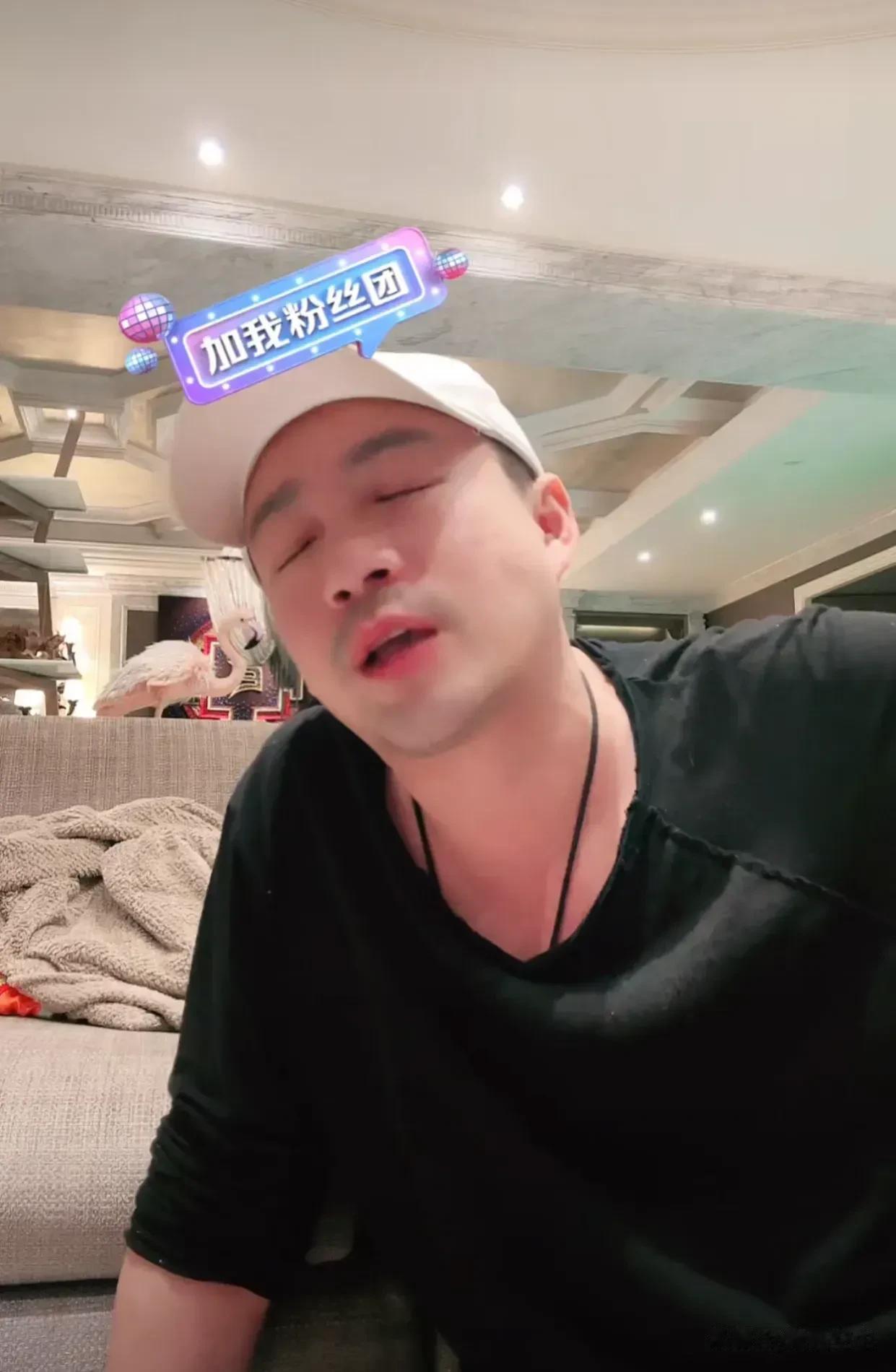 感觉汪小菲跟大Ｓ离婚后，整个人沧桑颓废了不少，整日一副无精打采的样子，已经没有了