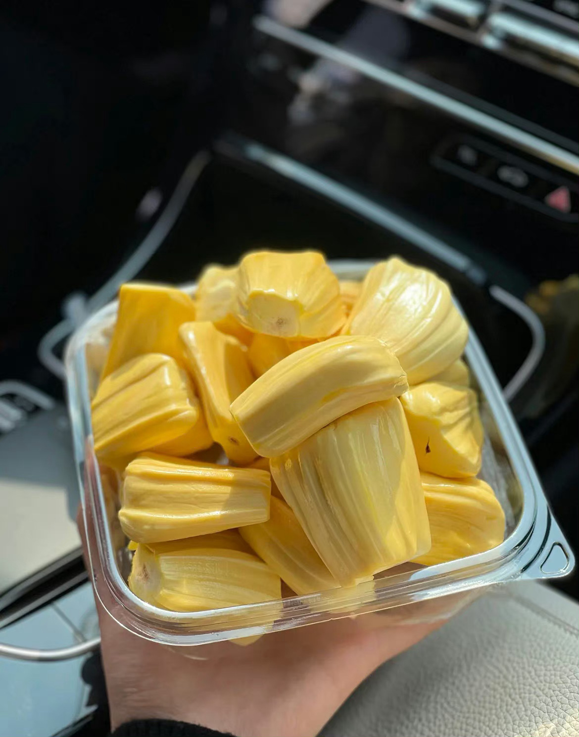  当陪你的人要下车时，即使再不舍得也要心存感激挥手道别 ​​​