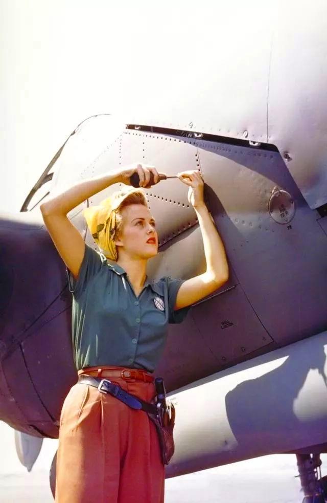 1944年，一位就职于美国洛克希德公司的年轻女员工正在对一架P-38战斗机进行检