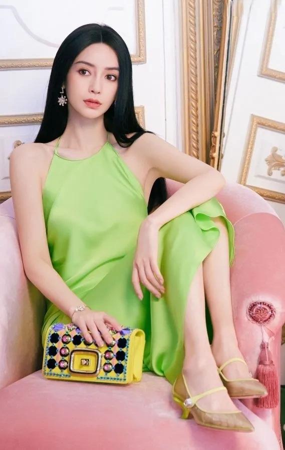 杨颖的美腿绝对是众人瞩目的焦点。她的双腿修长笔直，肌肤白皙细腻，让人不由得心驰神