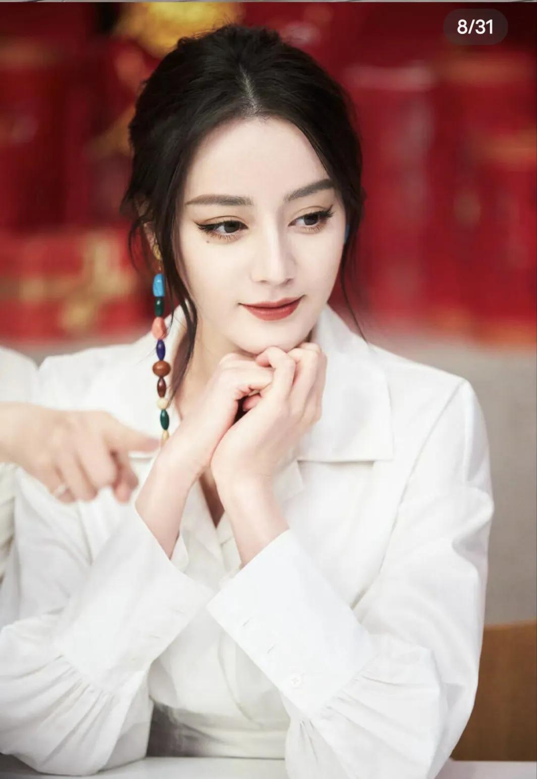 迪丽热巴：天生异国风情的面孔，独特的长相与气质让人颇受关注。[比心][比心][比