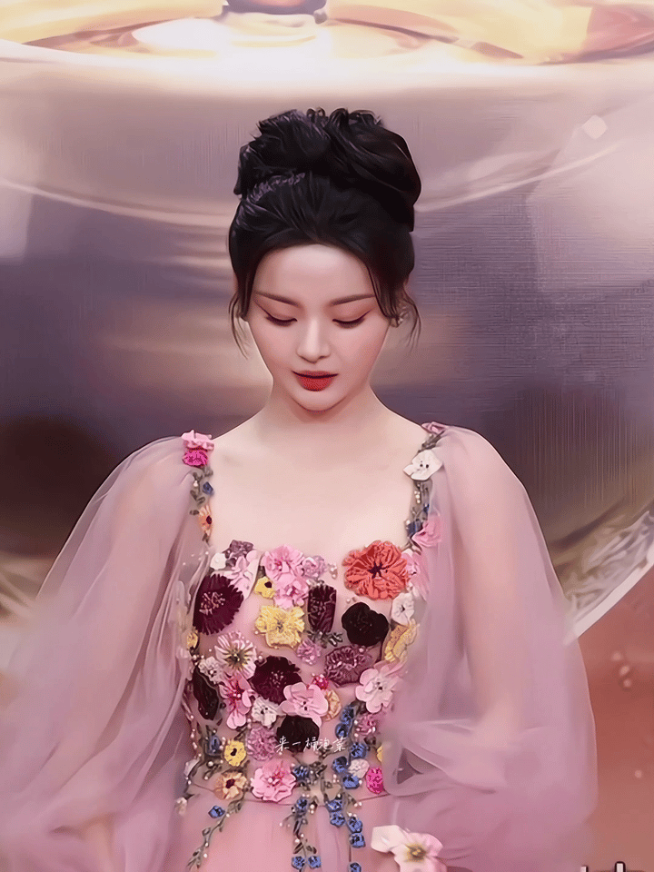 杨超越

迷雾森林中拨开乌云，
你就如此立在山中，
撩拨着云雨的心弦，
你一身花