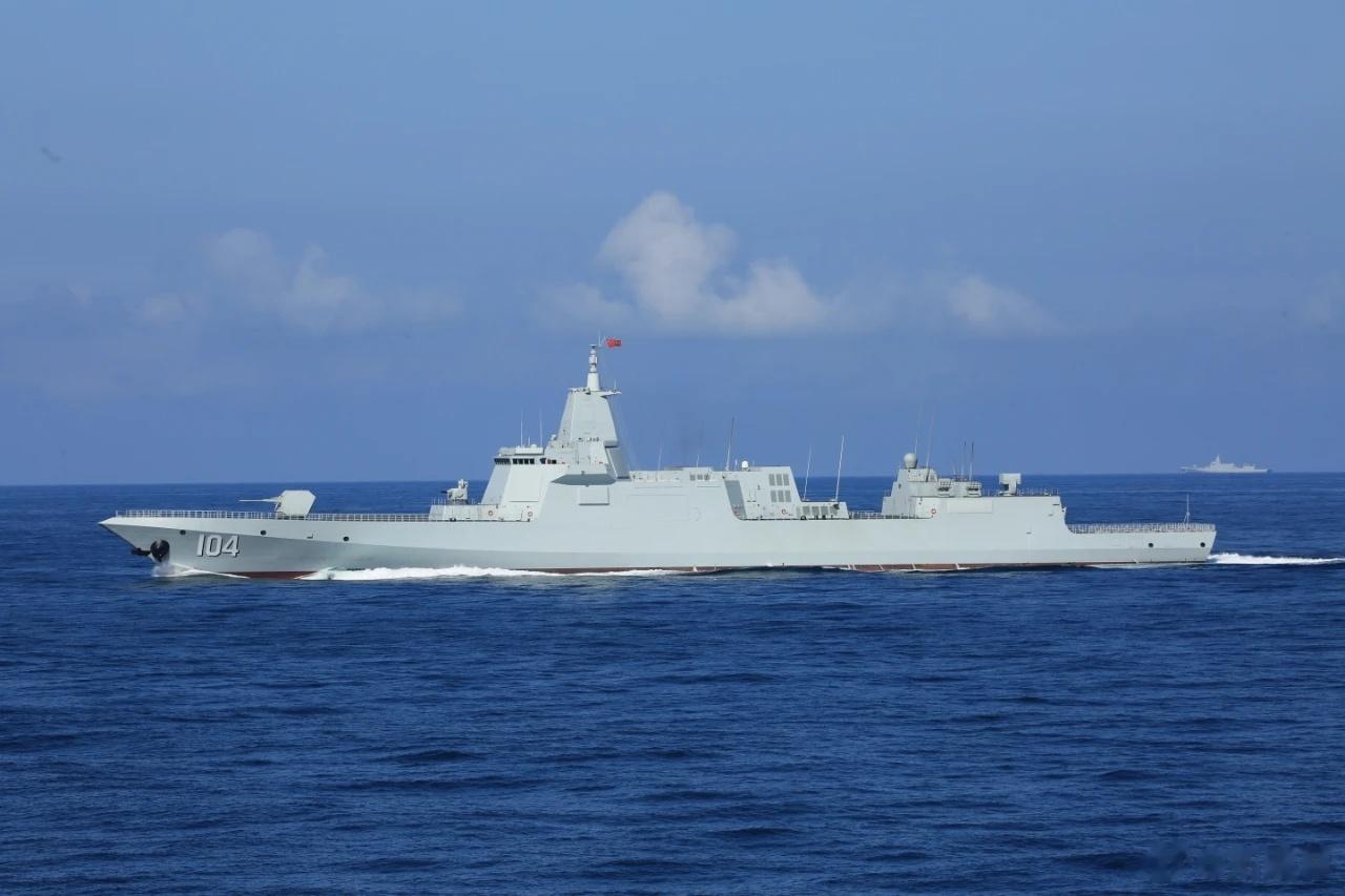 北海舰队某舰艇训练中心还组织水面舰艇、潜艇、歼击机、直升机观通站和干扰兵力等与无
