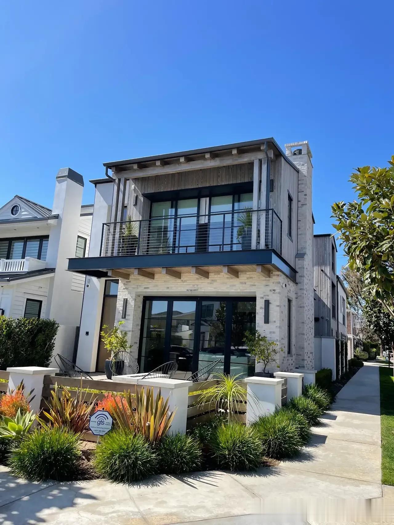 为什么很多人觉得现在的房价高不可攀呢？
白岩松老师给出了解答他说:
中国人平均买