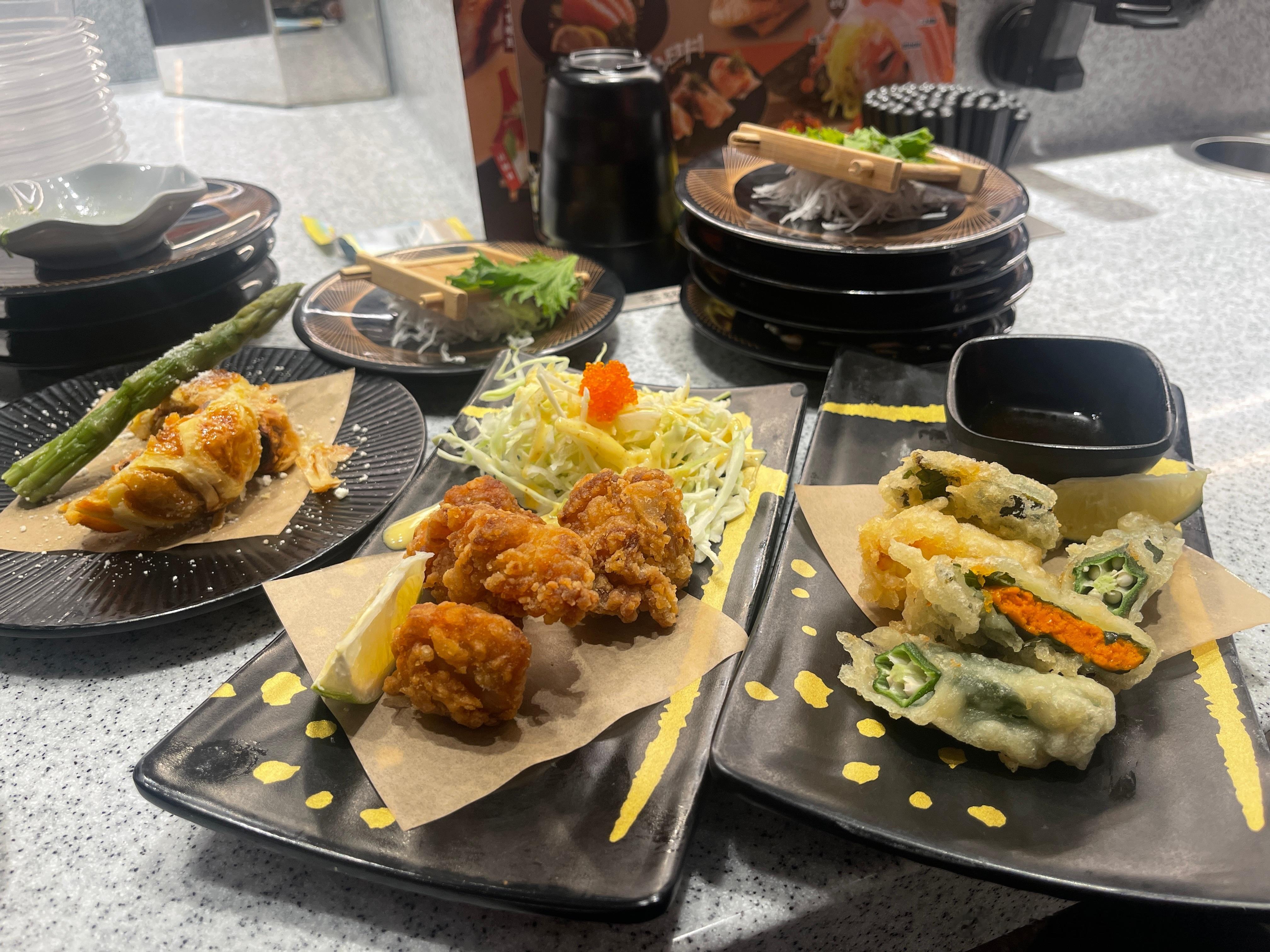 18块钱的三文鱼惠灵顿，18块钱的海胆天妇罗，妈的，太便宜了，吃吃吃吃吃吃！ ​