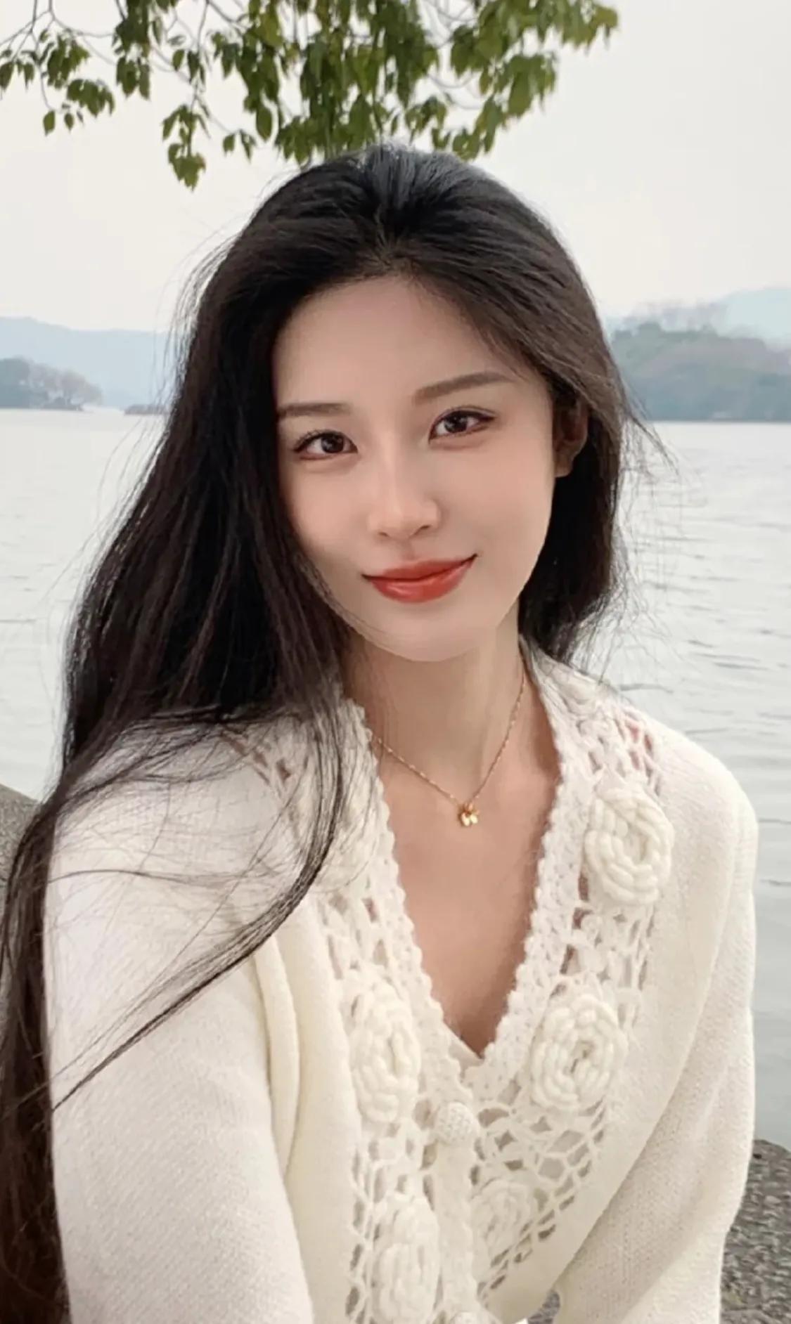 你聪明吗？我考考你们。
杨过断臂十六年，他是如何剪指甲的？
那小昭带了那么多年的