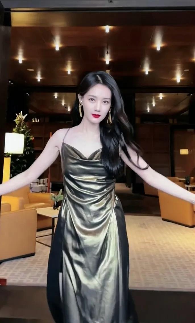  亲爱的观众：大家好！我很荣幸站在这里，为大家介绍我喜爱的一个人，她就是中国演员