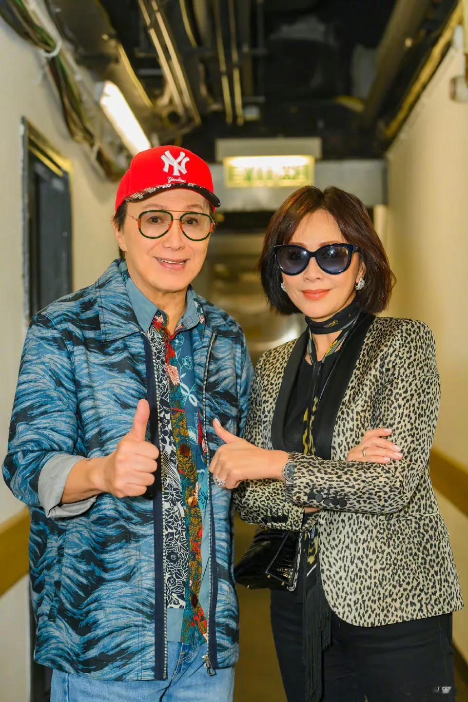 刘嘉玲现身许冠杰演唱会并一起后台留影。74岁的老戏骨真的是老当益壮，不管是舞台照