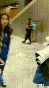 没有得逞！在中国举办的击剑世界杯上，这名乌克兰击剑队女队员试图用俄乌冲突中战死的