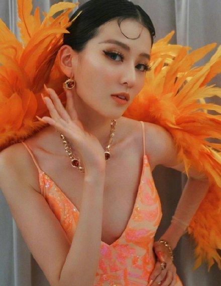 11月3日，乔欣晒出万圣节party vlog，竟然和姐姐一起cos了卡戴珊姐妹
