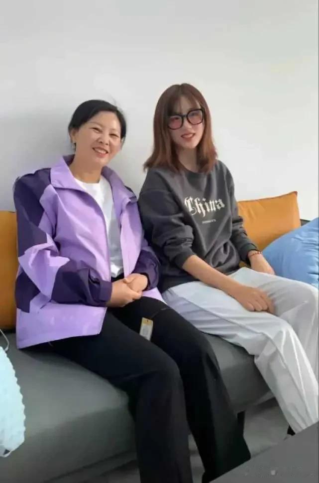 田第一个出来，说是过了很久，这才开始广播。

然后她悄悄地走了出来。她说田静已经