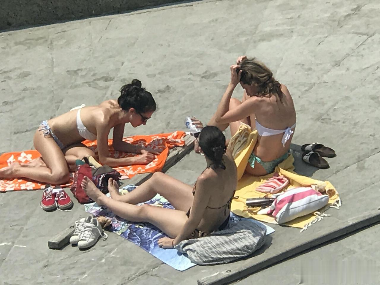 “意大利之夏”[大笑]那一年，满眼都是在海边休闲的意大利美女[灵光一闪]馅饼和意