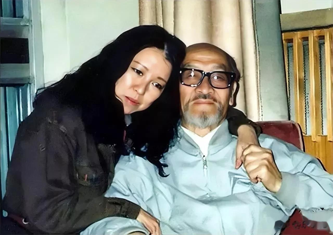 1990年4月，三毛突然出现在乌鲁木齐王洛宾的家中，9个月后，王洛宾听到三毛自杀
