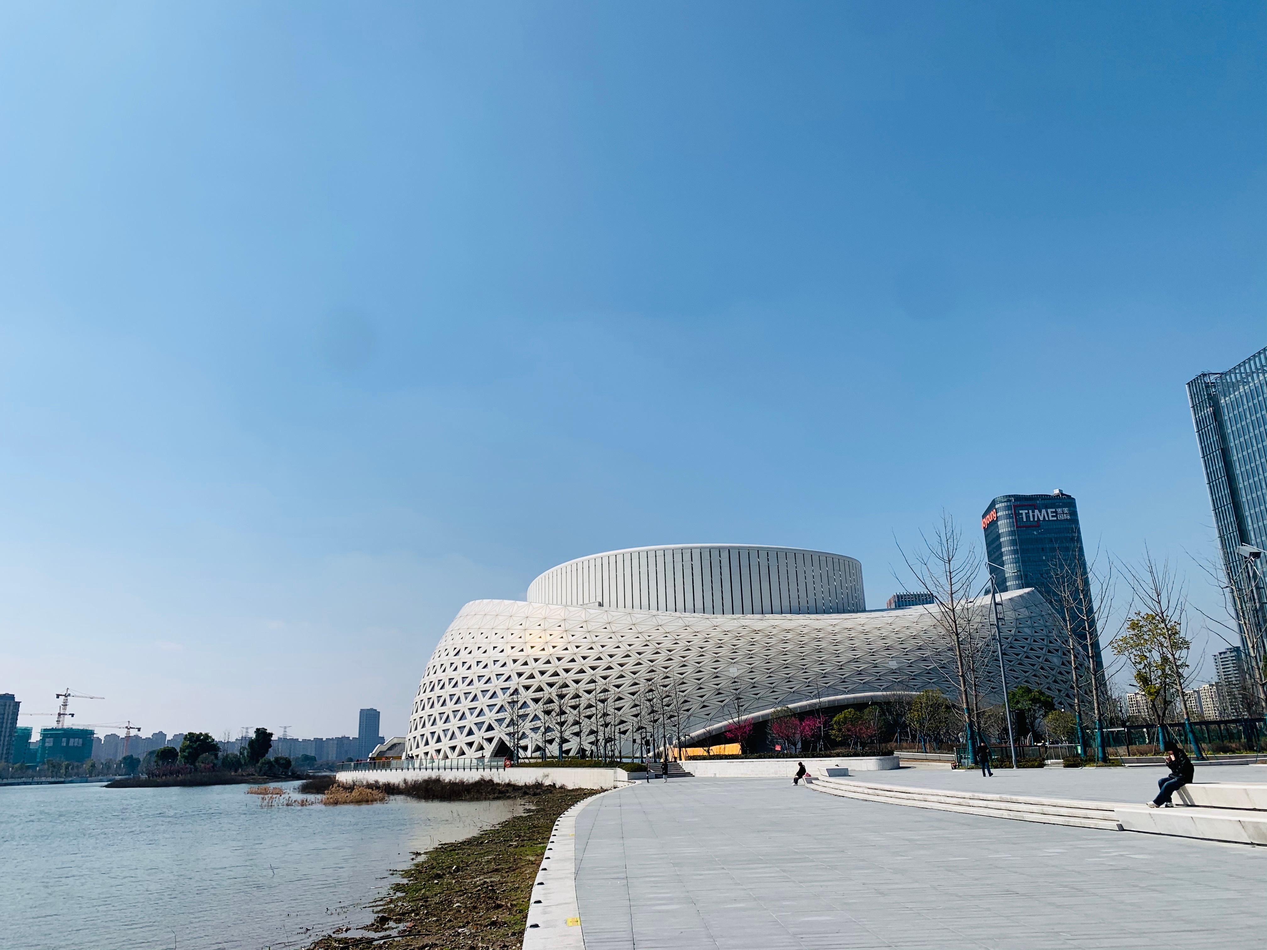 在杭州路过某地看到一个奇异的建筑，第一眼看上去就是一个“田鸡篓”，小时候去田间捉