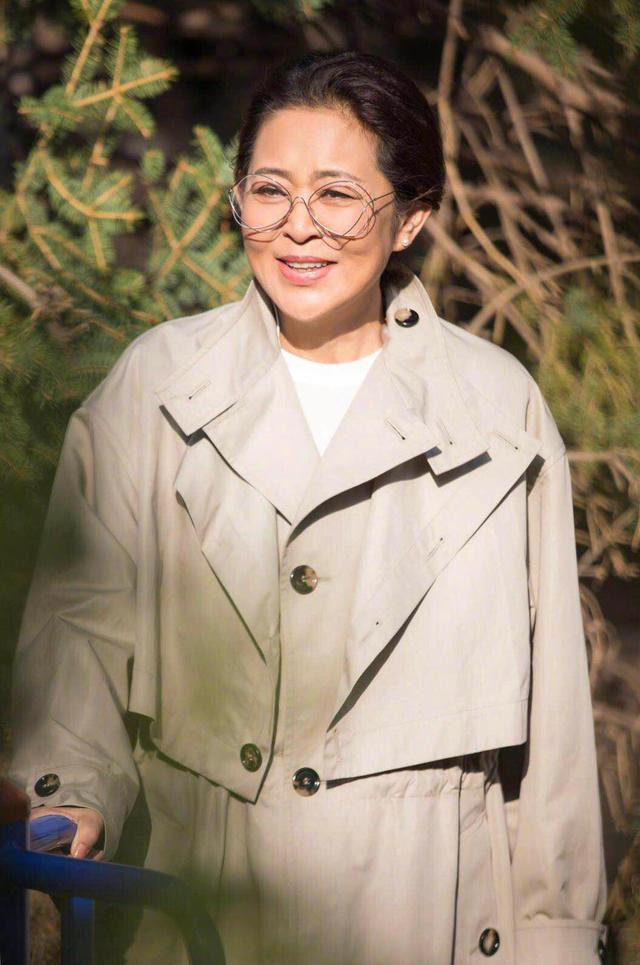 62岁倪萍穿风衣走机场，戴口罩也遮不住小V脸，瘦身成功状态真好。瘦下来的她不仅身