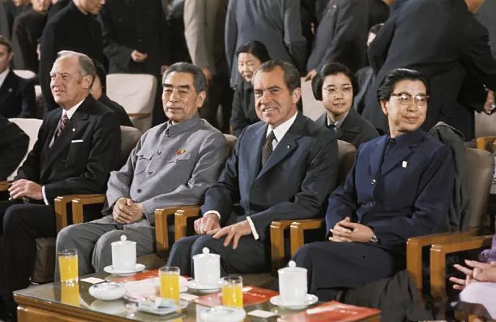 1972年2月24日，国务院总理周恩来、中央政治局委员江青陪同访华的美国总统尼克
