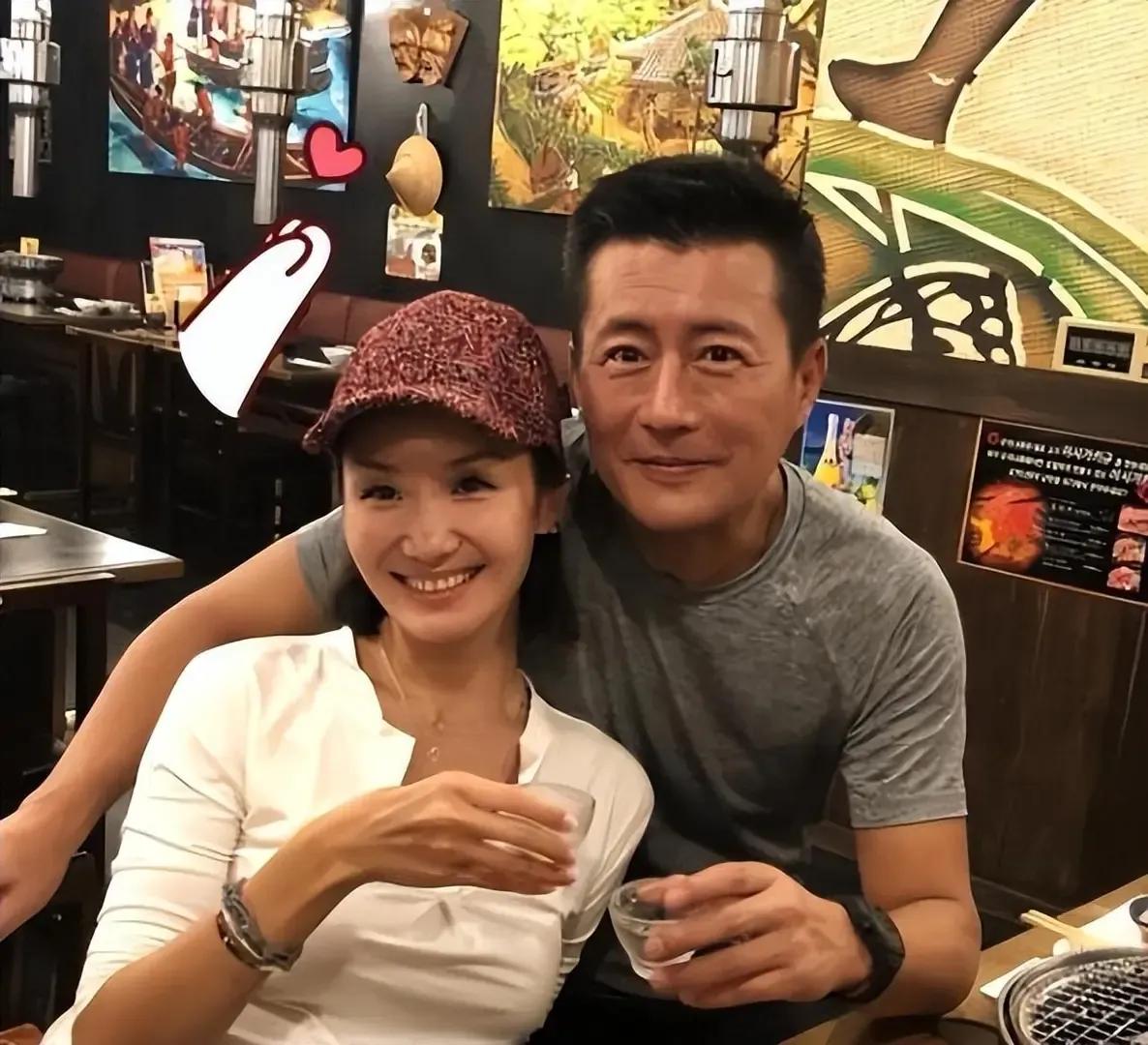 原来他的二婚妻子长这样！

年轻时的高曙光也是帅哥一个，和前妻江珊也是高颜值的一