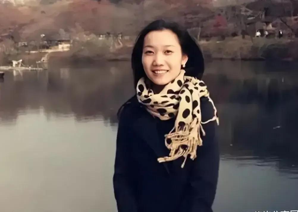 上世纪90年代，马云的妻子张瑛年轻时的一张留影，年轻时的张瑛颜值很高，配马云绰绰