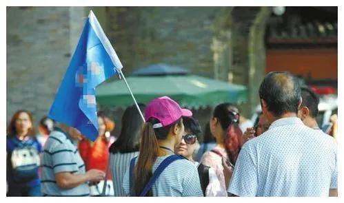 一位参加澳门老年旅行团的女士爆料称，自己和团友被带到一间奥特莱斯里。店里2名男子