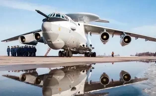 突发！俄罗斯预警机遭无人机袭击受重创，据报道白俄罗斯的游击队使用无人机，成功的袭