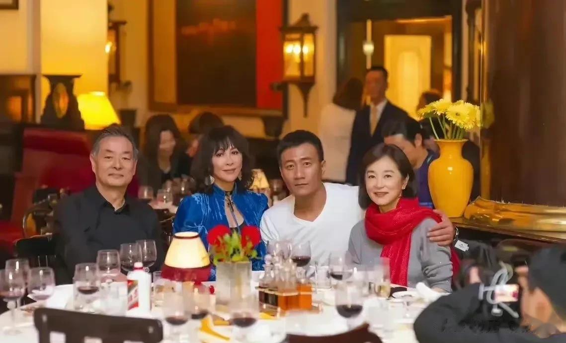 精心装扮的刘嘉玲不敌素面朝天的林青霞，东南亚第一美人的地位依旧稳定