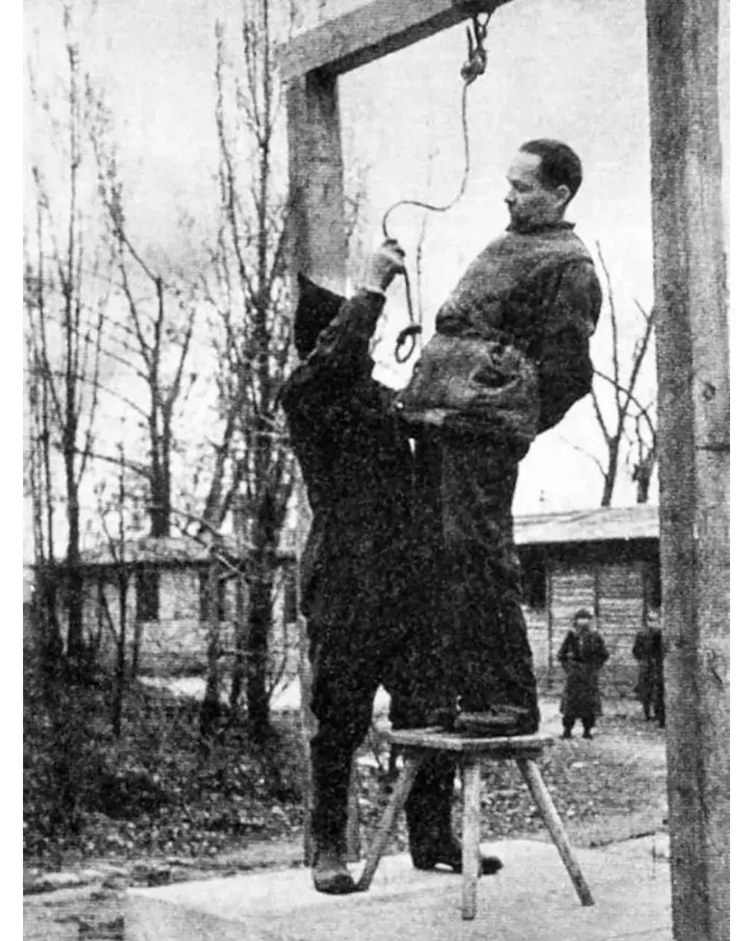 这是1947年，纳粹看守长鲁道夫·胡斯被执行绞刑时留下一张罕见的影像。绞刑地点就
