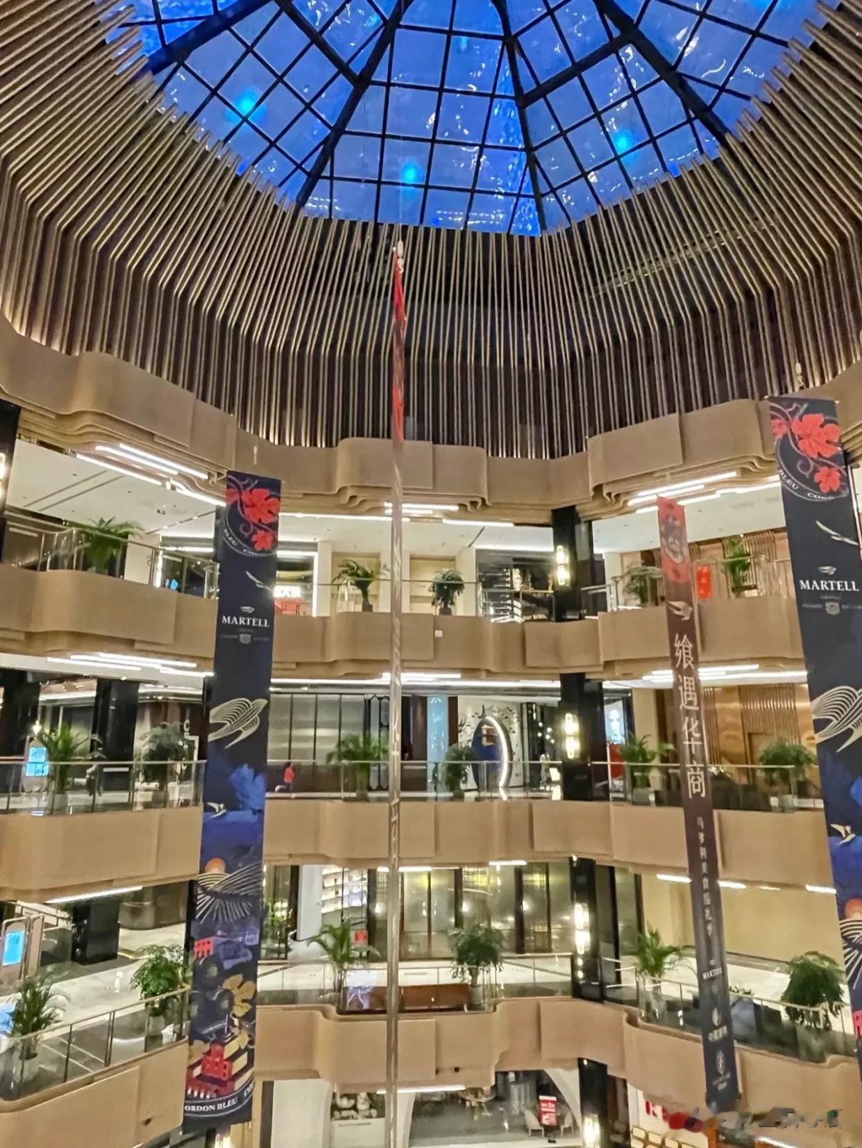 有多少成都人的梦想是吃遍这整栋楼的？
每天一问，我什么时候能吃遍华商？
真的太好
