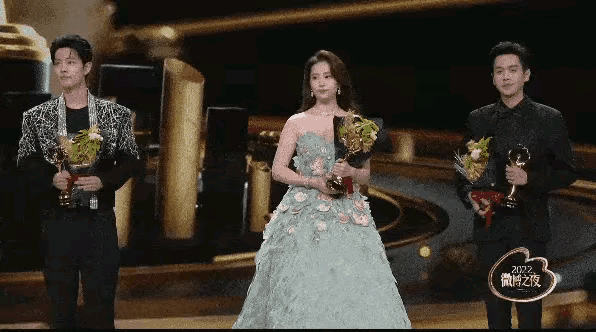 张若昀这是怎么了？不知道是饿的还是冷的，拿着花的手一直在抖。

张若昀瘦了很多，